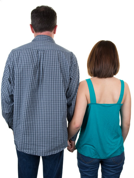 后视图年轻情侣拥抱。漂亮的女孩和男孩在一起。图片下载