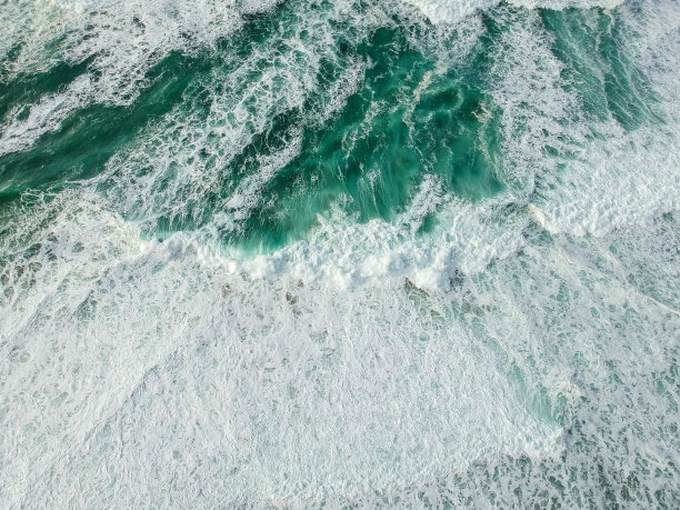 鸟瞰图的暴风雨的海洋与波浪。无人驾驶飞机的照片图片下载