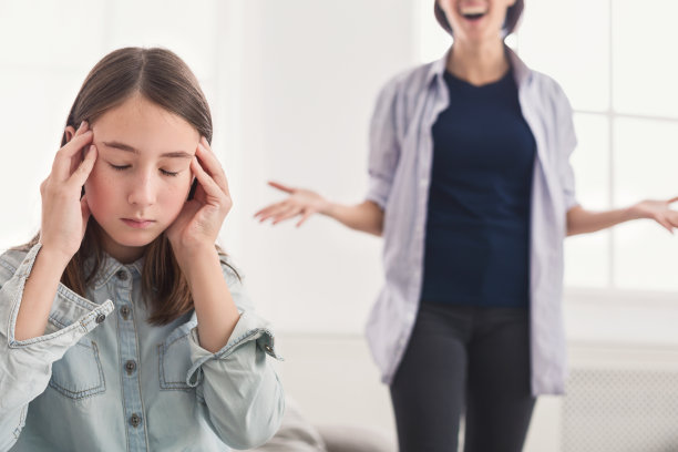 母亲和女儿在家里吵架图片下载