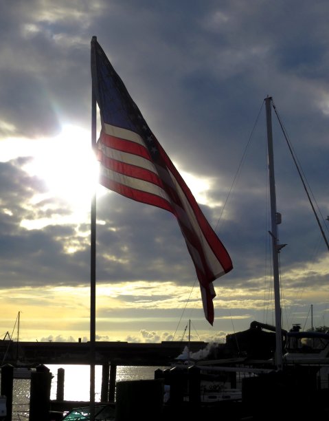 美国国旗在木板路上的日落图片下载