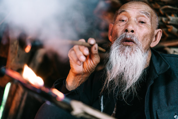 村里有个老男人在抽烟斗图片下载