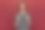 美丽开朗的年轻时尚模特女孩与情人节心的棍子在手中。爱。穿着漂亮衣服的年轻女子。情人节礼物。红色的背景。——图片图片下载