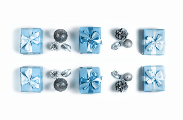 圣诞作文平lay礼品盒缎带蝴蝶结圆锥螺母在白色的背景图片下载