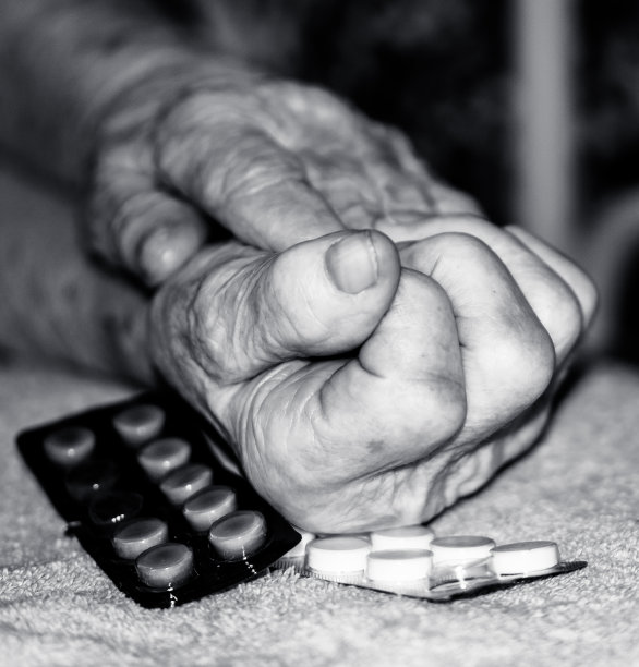 满脸皱纹的老病号和药丸图片下载