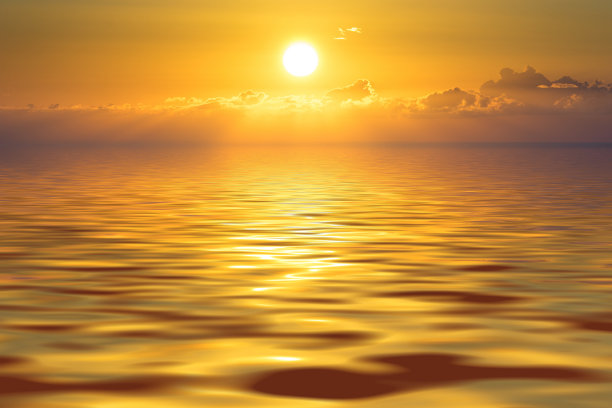 平静的海面上，美丽的橙色夕阳图片下载