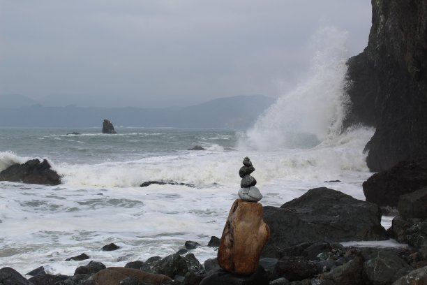 垂直形成的岩石在陆地的终点，旧金山，加利福尼亚图片下载