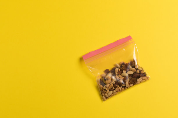 食品储存用塑料拉链包装。健康的零食坚果图片下载