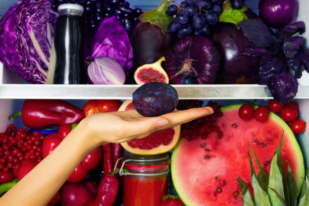 健康的夏天生水果和蔬菜在纯素食的冰箱图片下载