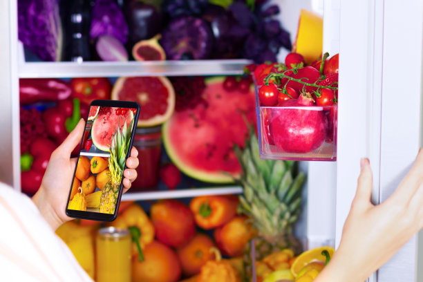 素食女女性打开装满水果和蔬菜的冰箱图片下载