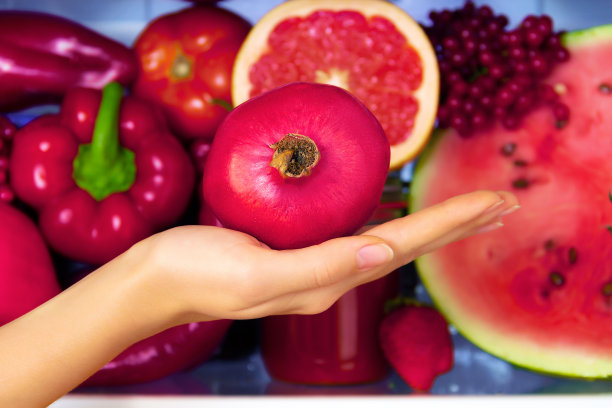 健康的夏天生水果和蔬菜在纯素食的冰箱图片下载