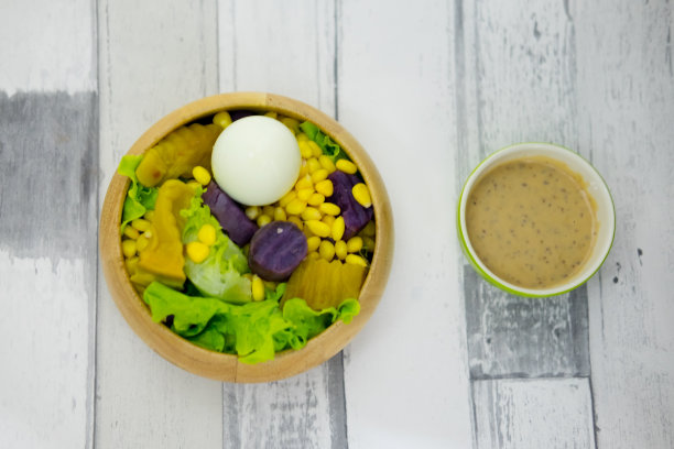 新鲜水果和蔬菜沙拉(生菜，南瓜，玉米，山药和煮鸡蛋)与奶油沙拉在木碗。健康食品的概念图片下载