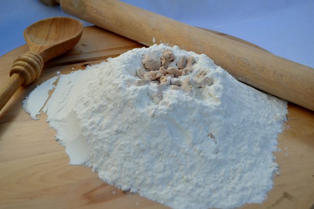 面粉堆与新鲜的啤酒酵母和盐，以准备比萨饼面团。图片下载