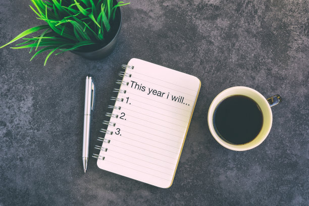 今年我会在木头桌上的记事本上写字图片下载