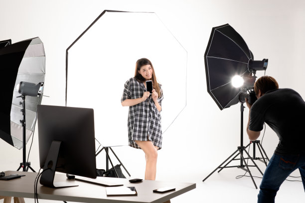 摄影师和模特在工作室工作。图片下载