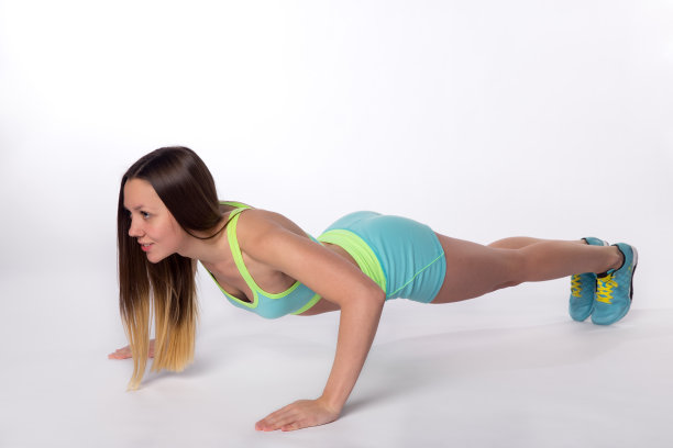 健身妇女在运动服装做俯卧撑练习图片下载