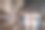 年轻夫妇在户外享受圣诞购物。图片下载