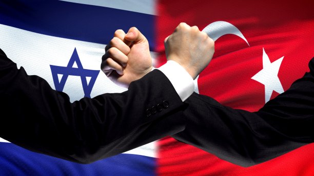 以色列与土耳其的冲突，国家分歧，旗帜背景上的拳头图片下载