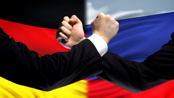 德国与俄罗斯对峙国意见分歧，握拳举旗为背景图片下载