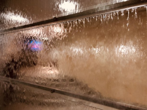 透过一堵水墙看图片下载