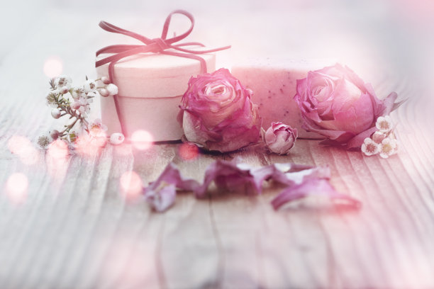 桌子上装饰着一件小礼物图片下载