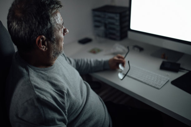 疲倦的人工作到很晚图片下载