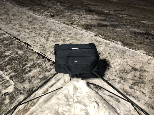 雪天的旅行包图片下载