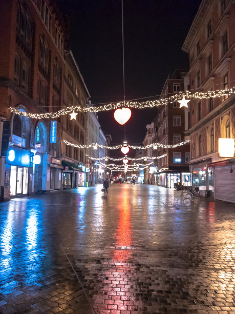 尼哈芬的圣诞市场在夜晚与色彩缤纷的圣诞装饰图片下载