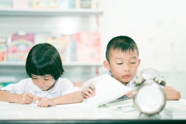 孩子们在教室里玩耍和学习图片下载