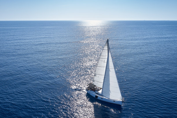 与帆船航行，从无人机的视角图片下载