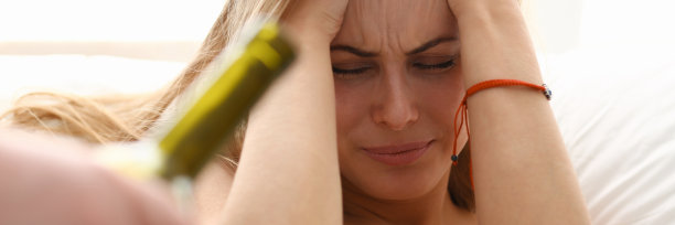 美丽年轻的金发女人留在坏图片下载