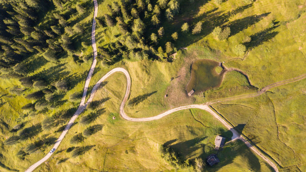 无人机垂直视角的草地在高海拔，形成柔软的山丘。Dolomites, Alta Badia，南泰洛，意大利图片下载