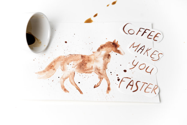 白色背景上的热咖啡拿铁艺术图片下载