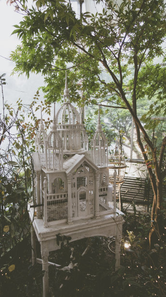 一个古老的白色城堡装饰树图片下载