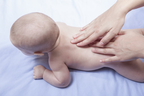 给3个月大的男婴做背部按摩图片下载