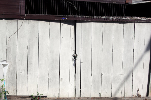 古老的木制折叠门背景。图片下载