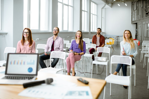 在会议室和人们一起做演讲图片下载