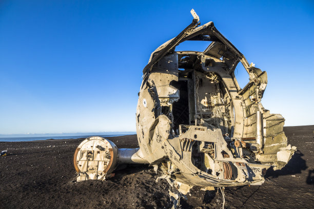 著名的飞机残骸DC-3日出后在冰岛图片下载