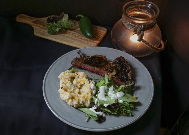 烛光晚餐，半熟牛排土豆和沙拉图片下载