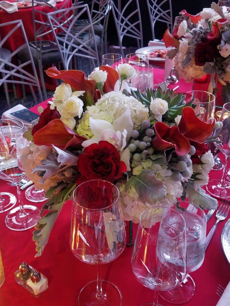 晚会餐桌上的红色花束图片下载