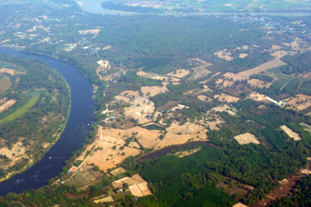 俯视图田野道路和河流，航空照片从飞机，泰国图片下载
