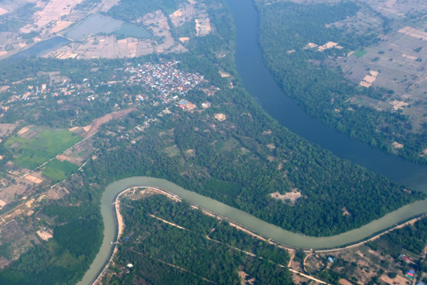 俯视图田野道路和河流，航空照片从飞机，泰国图片下载