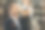 剪短的照片年轻的女发型师做发型英俊的微笑的男人在美容院图片下载