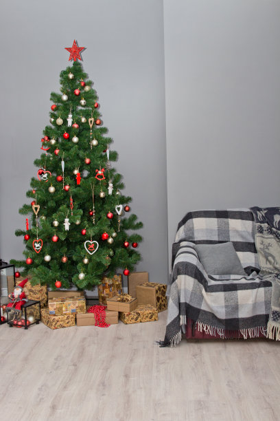 圣诞节，新年的内饰。圣诞树装饰和礼物图片下载
