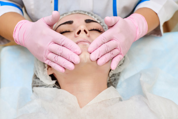 医生美容师给这个女孩洗脸图片下载