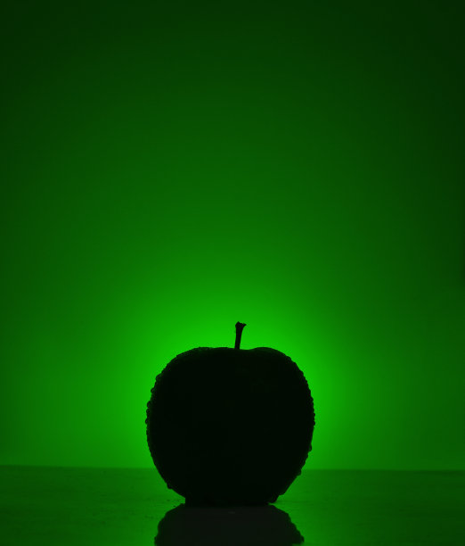 彩色背景上露珠中的苹果剪影。图片下载