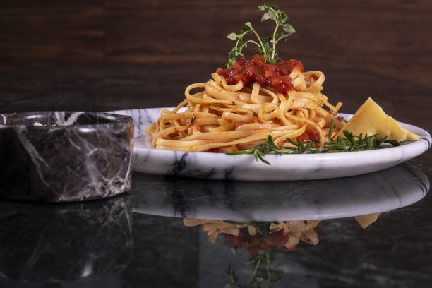 美味的意大利面配帕尔马干酪放在大理石盘子里图片下载