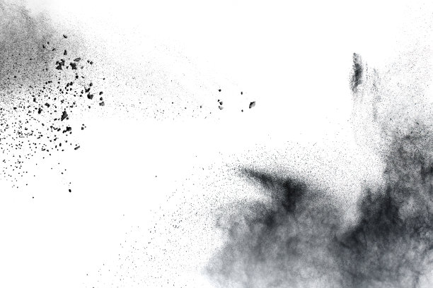 黑火药爆炸。木炭的颗粒飞溅在白色的背景上。特写的黑色尘埃颗粒飞溅孤立的背景。图片下载