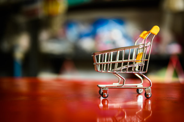 空的黄色购物车超市模糊抽象背景。图片下载