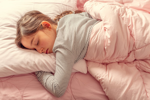 小女孩感觉不舒服，想睡觉图片下载