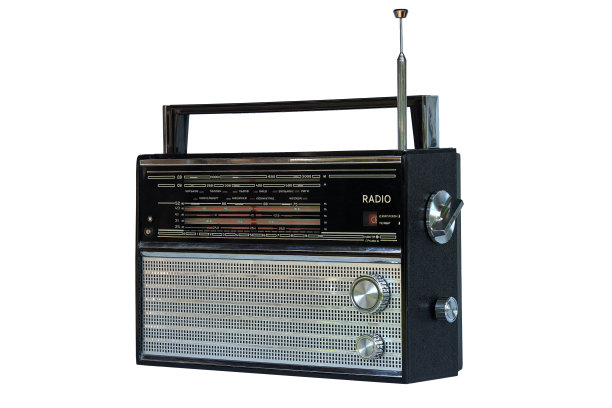老式苏联收音机在白色背景下被孤立图片下载